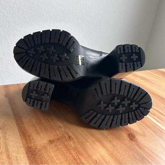 New Tory Burch Carson Lug Sole Chelsea Boots - Picture 5 of 6